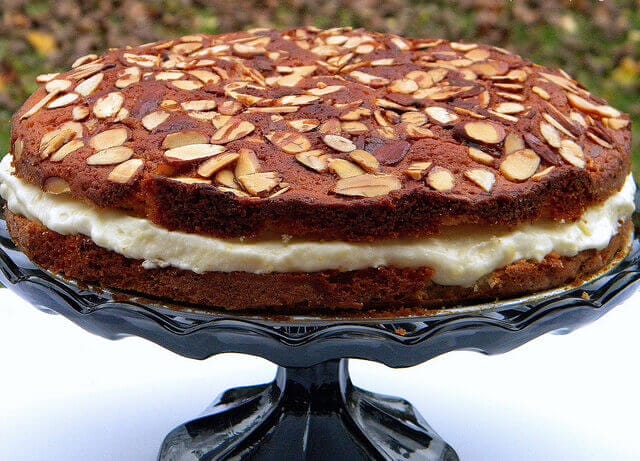 BEE STING CAKE (BIENENSTICH)